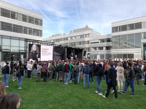 Dipl.-Soz.Päd. Thomas Molck begrüßte als Vizepräsident für Studium, Lehre und Internationales die Erstsemester auf dem Campus.     